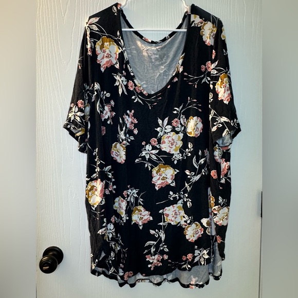 Maurice’s 24/7 short sleeve black top with a beautiful floral pattern women’s‎ 3 - Picture 1 of 4